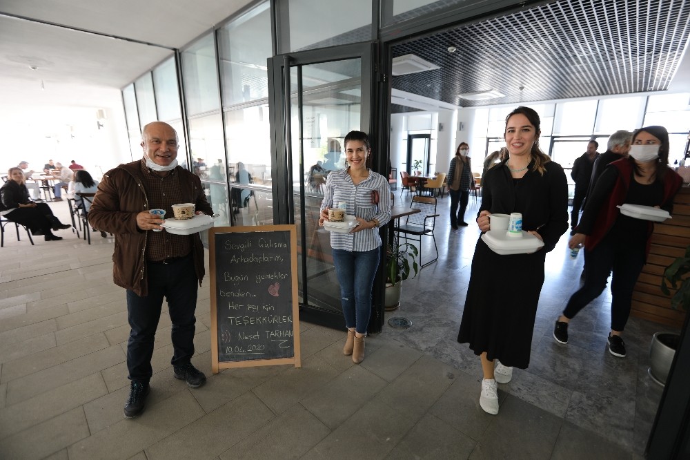 Başkan Tarhan’dan çalışanlarına öğle yemeği jesti 