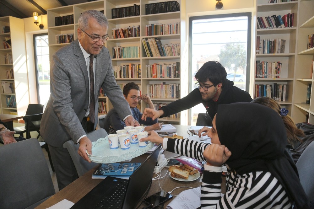 Başkan Tarhan’dan ders çalışan öğrencilere çorba servisi 