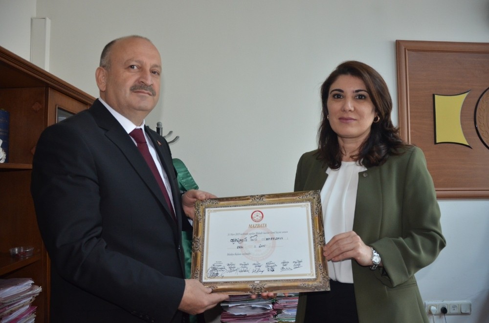 Başkan Tavlı mazbatasını aldı 