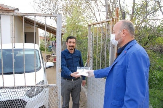 Başkan Tekin evlere maske dağıttı 