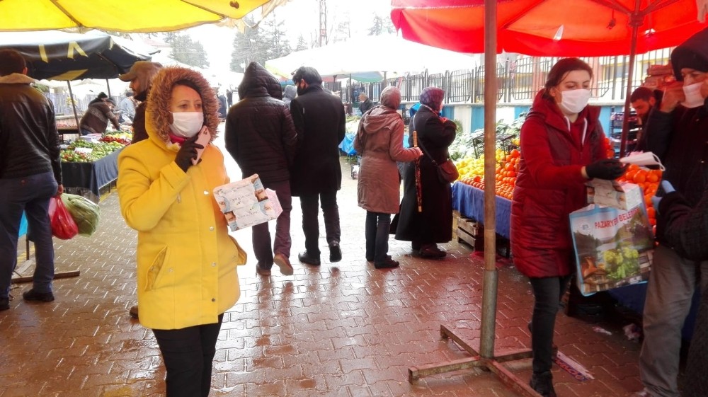 Başkan Tekin, hem pazarcılara hem de vatandaşlara maske dağıttı 