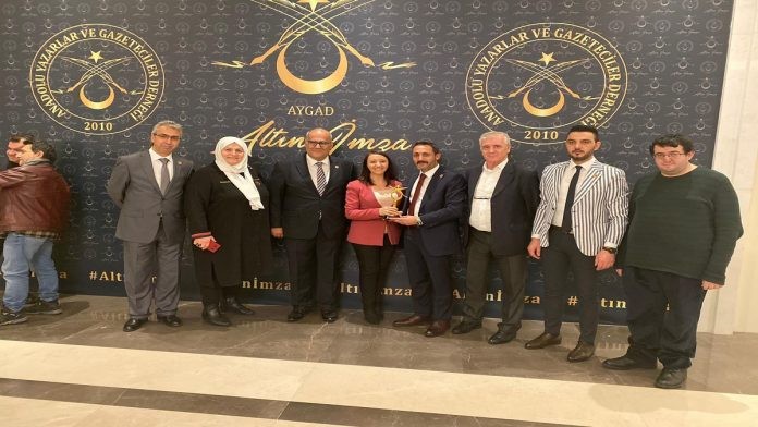 Başkan Tekin’e başarı ödülü verildi 