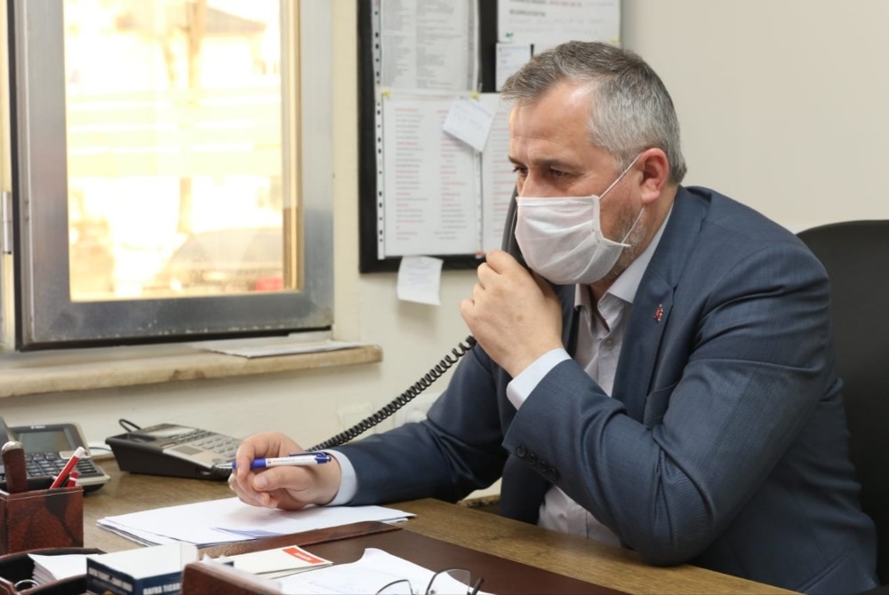 Başkan telefona baktı, zabıta ekmek dağıttı 