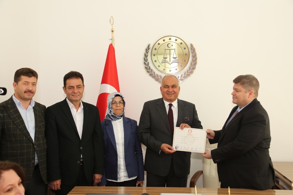 Başkan Tollu mazbatasını aldı 