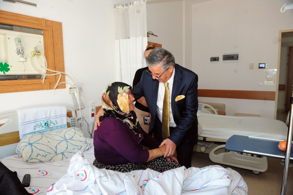 Başkan Topaloğlu’dan hastalara geçmiş olsun ziyareti 