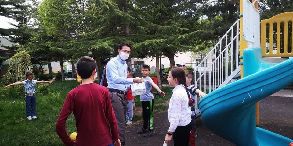 Başkan Tuna, çocukları sosyal mesafe konusunda uyardı 