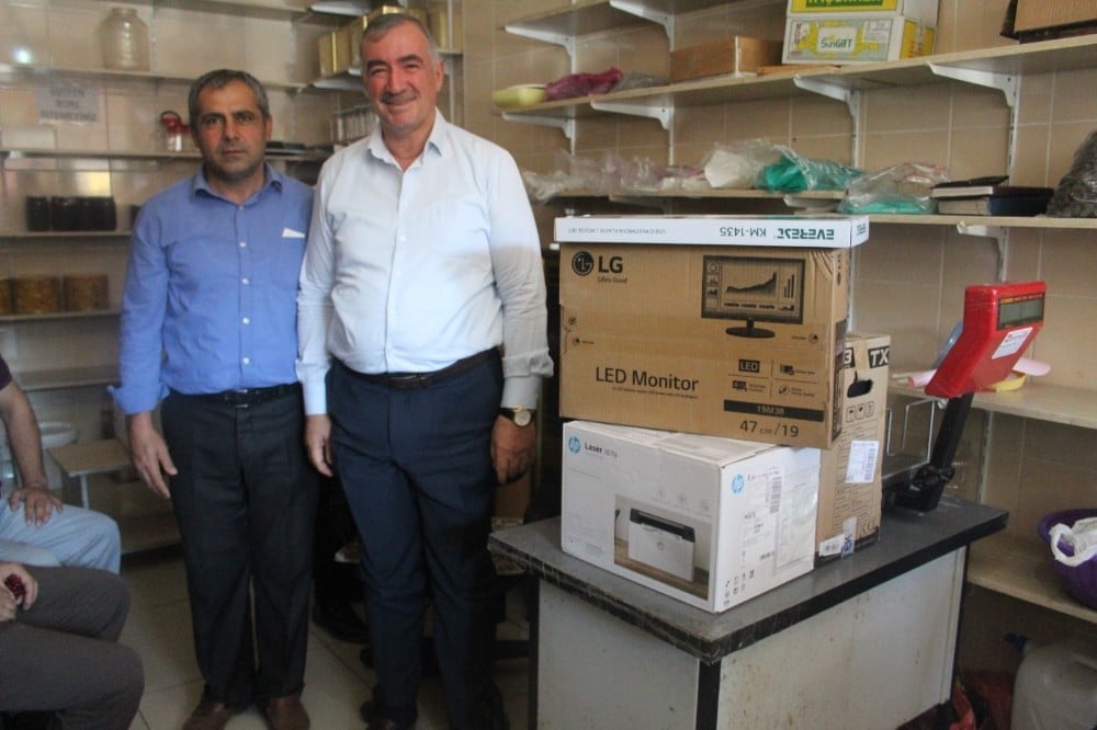 Başkan Turanlı muhtarlara bilgisayar hediye etti 