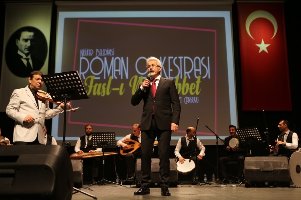 Başkan Turgay Erdem sahneye çıktı, Roman Orkestrası ile izleyenleri coşturdu 