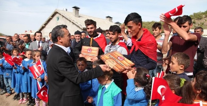 Başkan Tutal’tan Asker Adaylarına Anlamlı Hediye