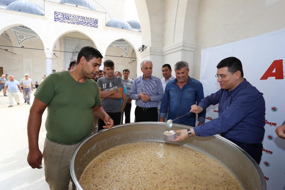 Başkan Tütüncü, aşure dağıttı 