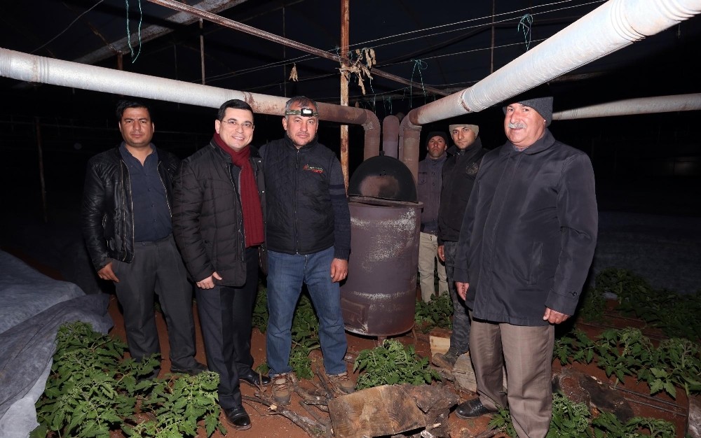 Başkan Tütüncü çiftçilerle ‘Zirai don’ nöbetinde 