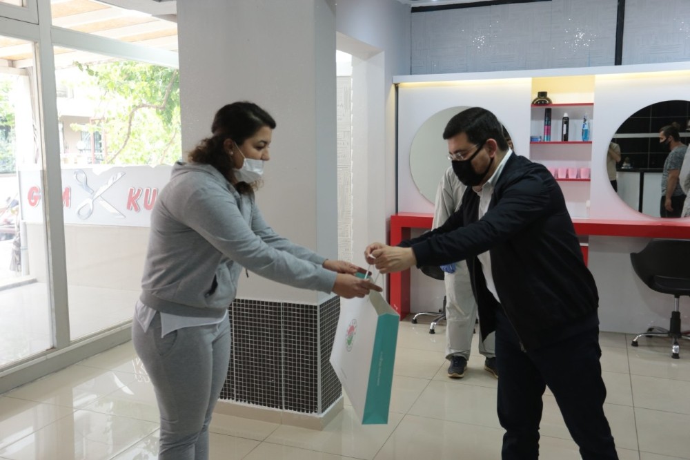 Başkan Tütüncü’den berber ve kuaför esnafına sağlık kiti 