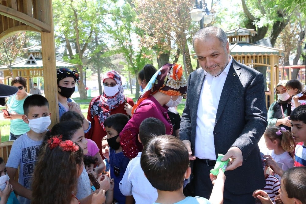 Başkan Üçok’tan çocuklara hem sürpriz hem müjde 