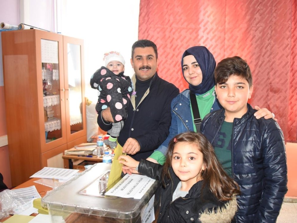 Başkan uğurlu, eşi ve çocuklarıyla sandığa gitti 