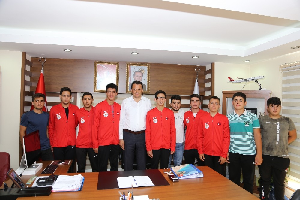 Başkan Ulutaş güreşçileri Kırkpınar’a uğurladı 