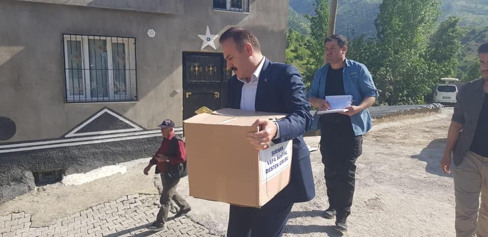 Başkan Ürek ihtiyaç sahibi aileleri ziyaret edip gıda kolisi dağıtıyor 