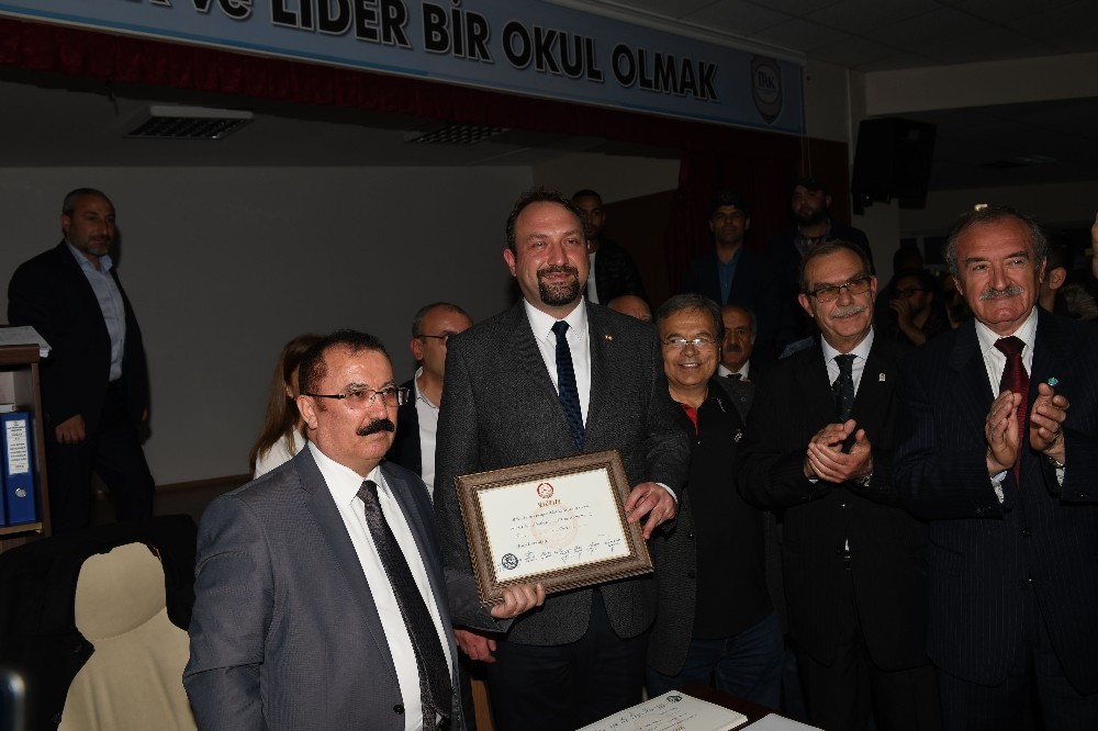 Başkan Utku Gümrükçü görevine başladı 