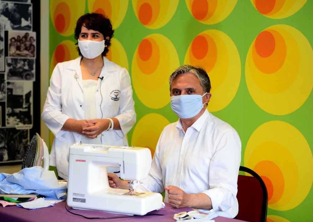 Başkan Uysal, dikiş makinesinin başına geçti, maske dikti 