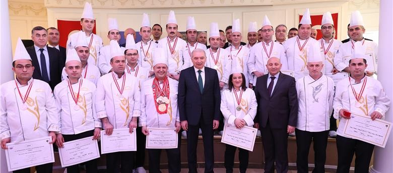 Başkan Uysal sosyal tesislerin madalyalı aşçılarını kutladı