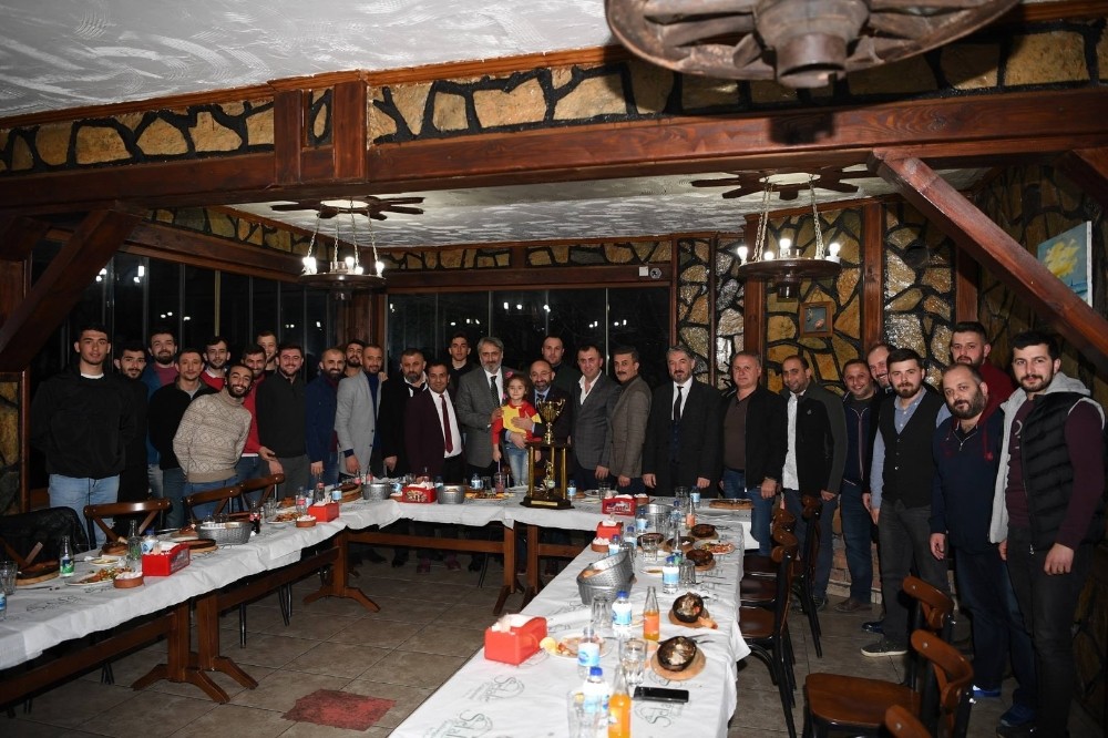 Başkan Üzülmez, şampiyon olan futbol takımlarını tebrik etti 