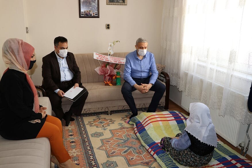 Başkan ve kaymakamdan 102 yaşındaki Hamide nineye ziyaret 