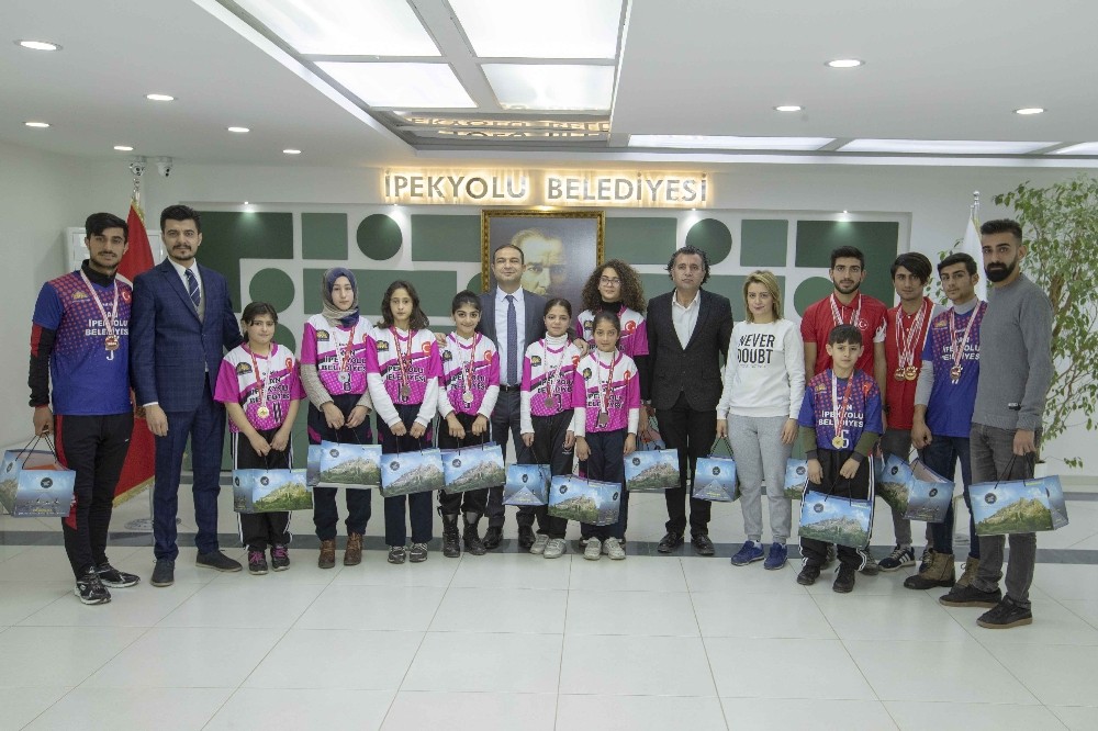 Başkan Vekili Aslan, şampiyon sporcuları kabul etti 
