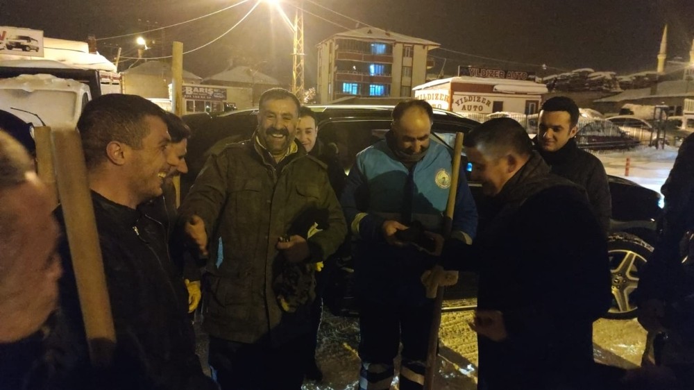 Başkan Vekili Mehmetbeyoğlu’ndan personele bere ve eldiven 