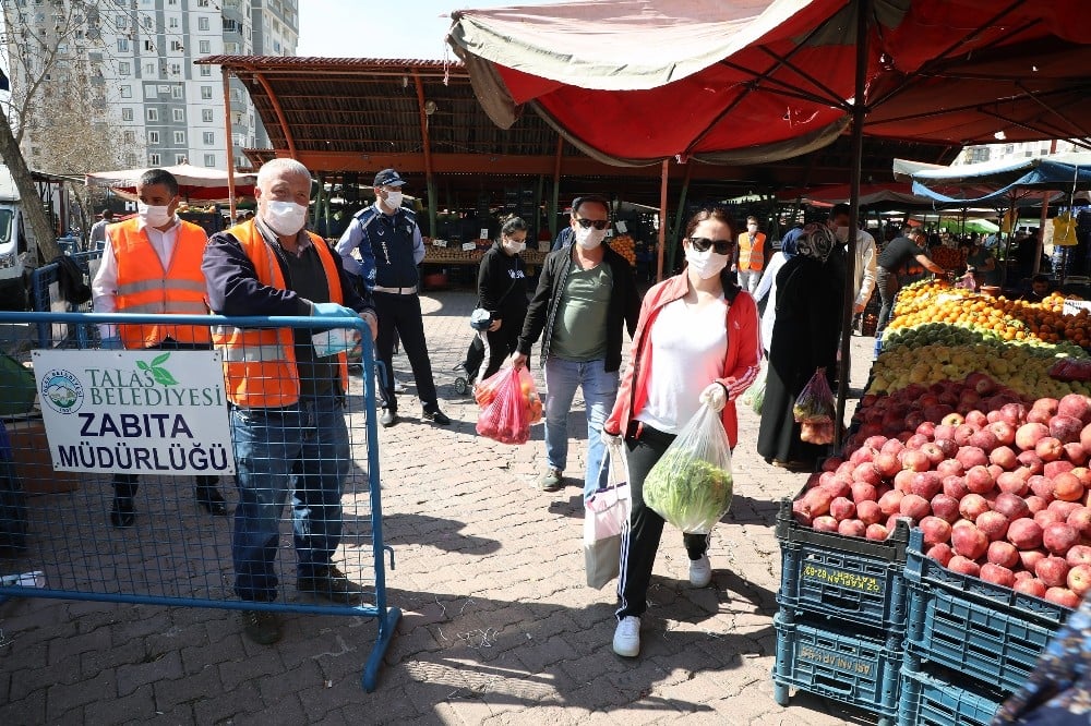 Başkan Yalçın Kaymakam Güney ile pazar denetiminde 