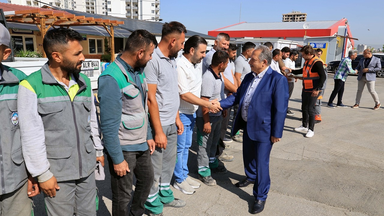 Başkan Yalçın personelle bayramlaştı