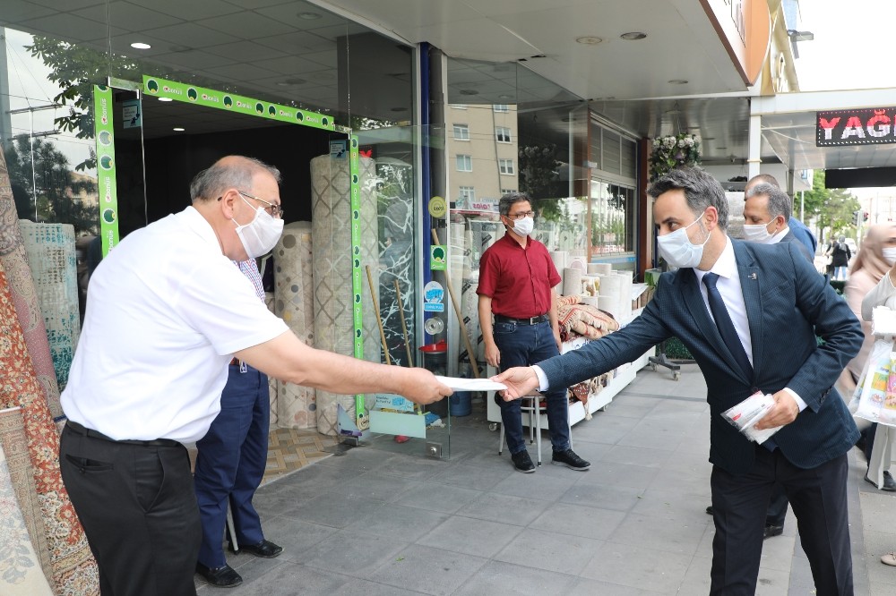 Başkan Yalçın ve Başkan Ekici maske dağıttı 
