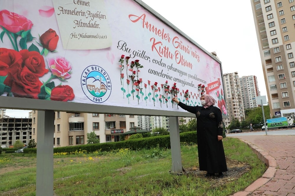 Başkan Yalçın’dan annelere bilboardda gül jesti 