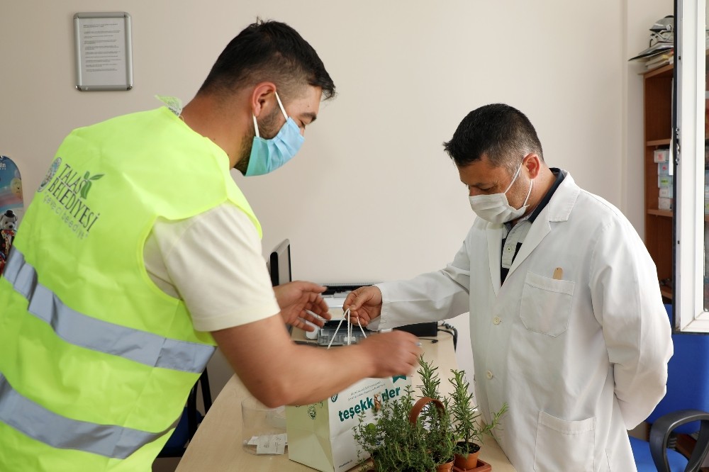 Başkan Yalçın’dan hekim ve diş hekimlerine bayram armağanı 