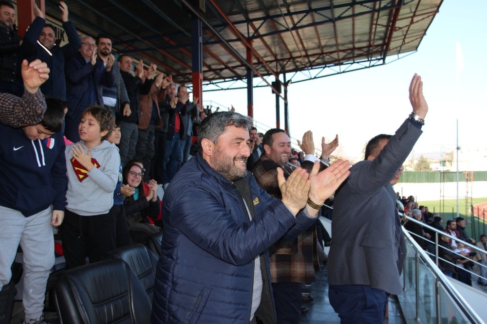 Başkan Yanmaz, Akçakocaspor’u yalnız bırakmadı 
