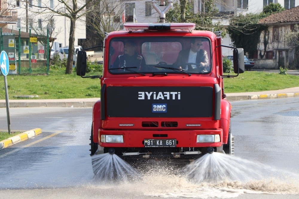 Başkan Yanmaz itfaiye aracının direksiyonuna geçti sokakları yıkadı 