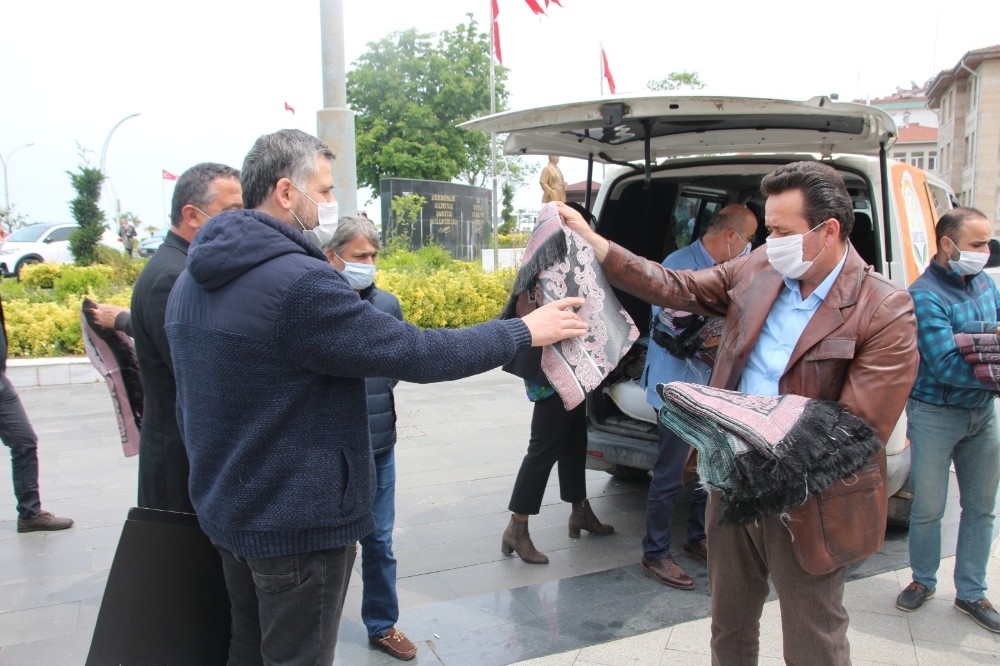 Başkan Yanmaz seccade dağıttı 