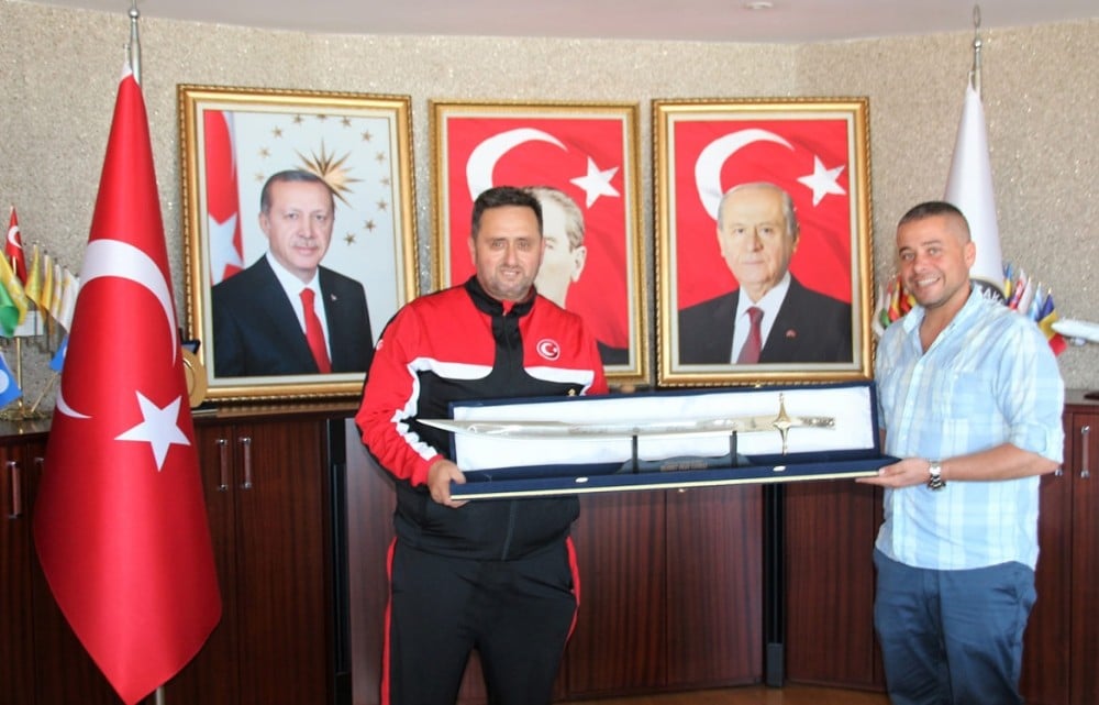 Başkan Yanmaz’a kılıç hediye edildi 