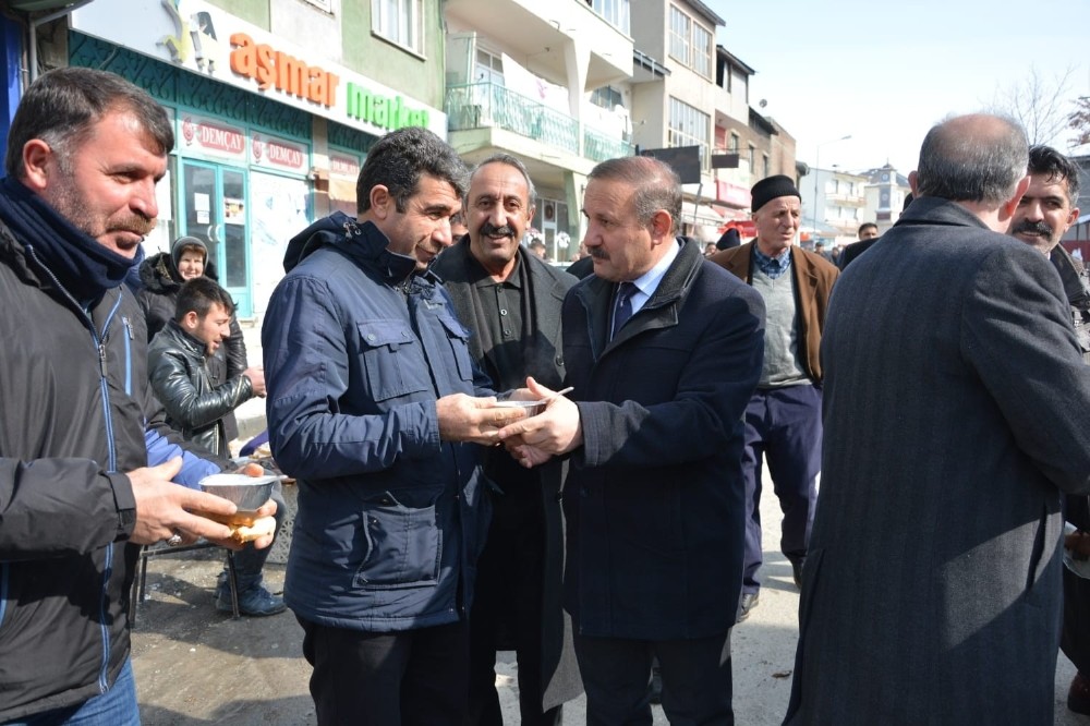 Başkan Yaptırmış, soğuk havada çalışan pazarcılara çorba dağıttı 