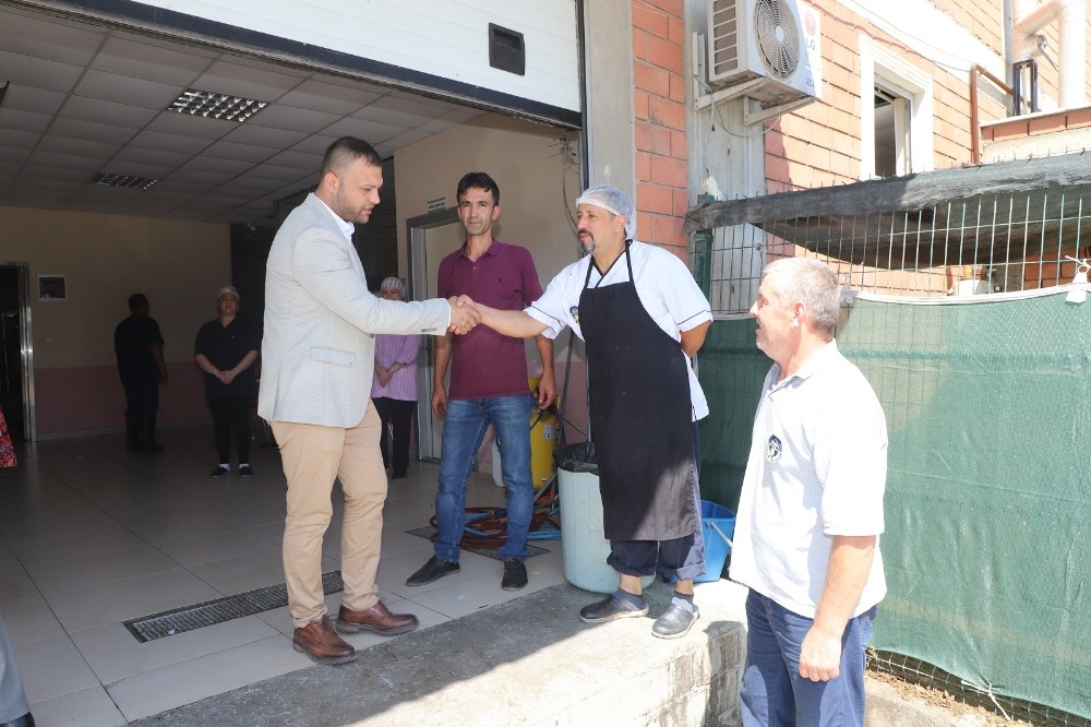 Başkan yardımcılarından aşevine bağış 