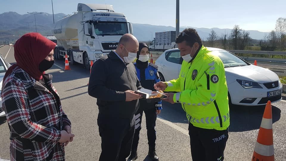 Başkan yardımcılarından polislere tatlı ikramı 