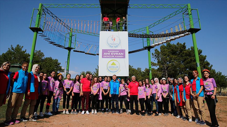 Başkan Yardımcısı Fuat Oktay Ahi Evran Gençlik Kampı'nda gençlerle bir araya geldi
