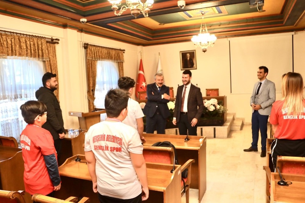 Başkan Yardımcısı Yüzer, şampiyon boksörleri tebrik etti 