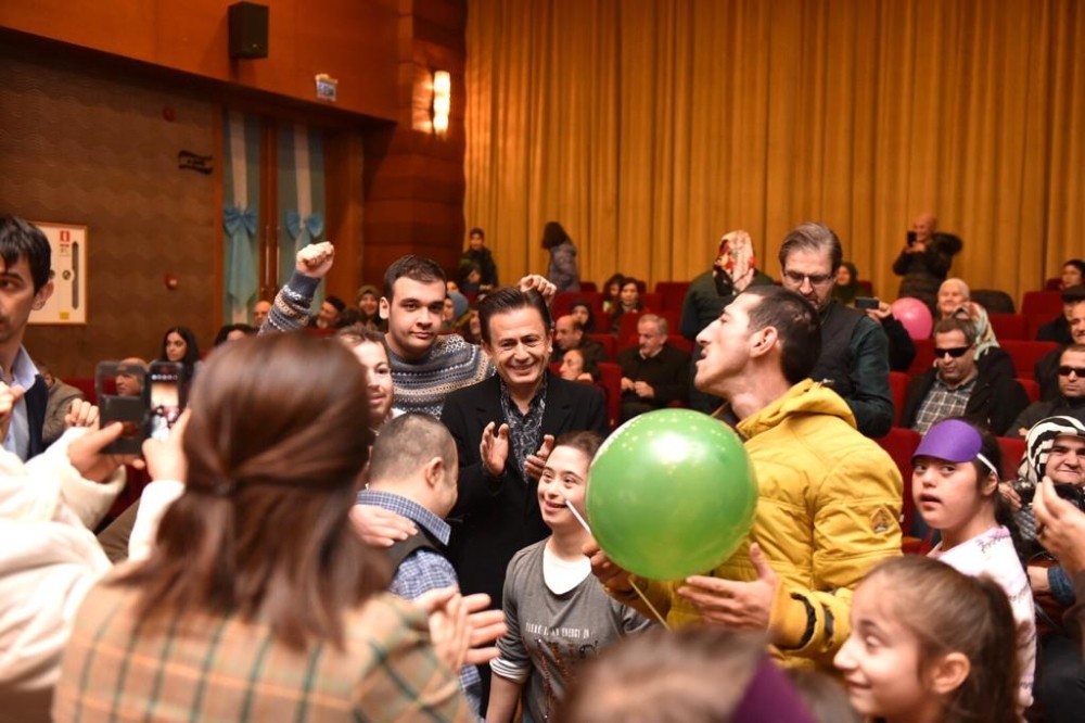 Başkan Yazıcı, görme engelliler için farkındalık oluşturmak amacıyla gözlerine bandaj taktı 