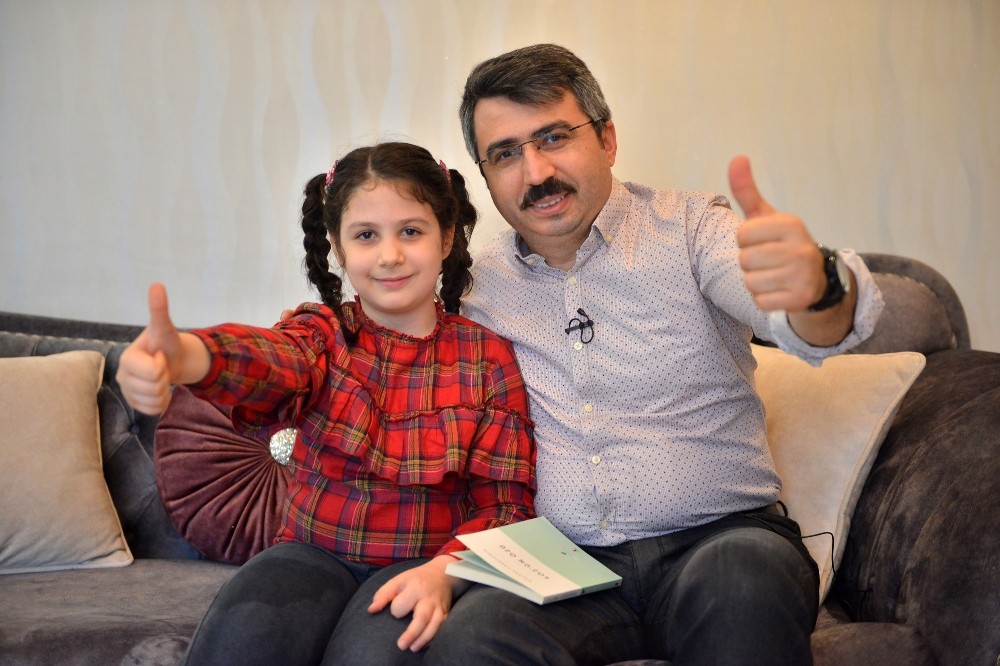 Başkan Yılmaz, evde kitap okudu, kızıyla ders çalıştı 