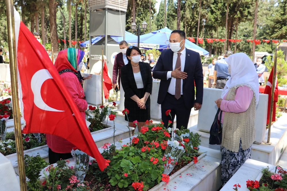 Başkan Yılmaz, Mersin Şehitliği’ni ziyaret etti 