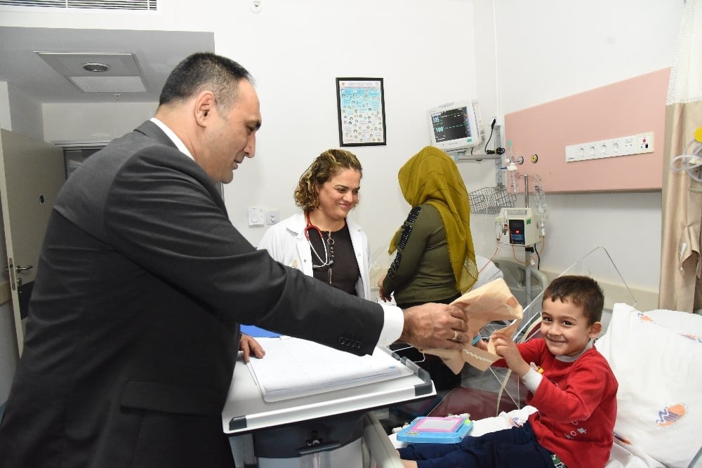 Başkan Yılmaz, yeni yıla hastanede giren çocuklarla buluştu 