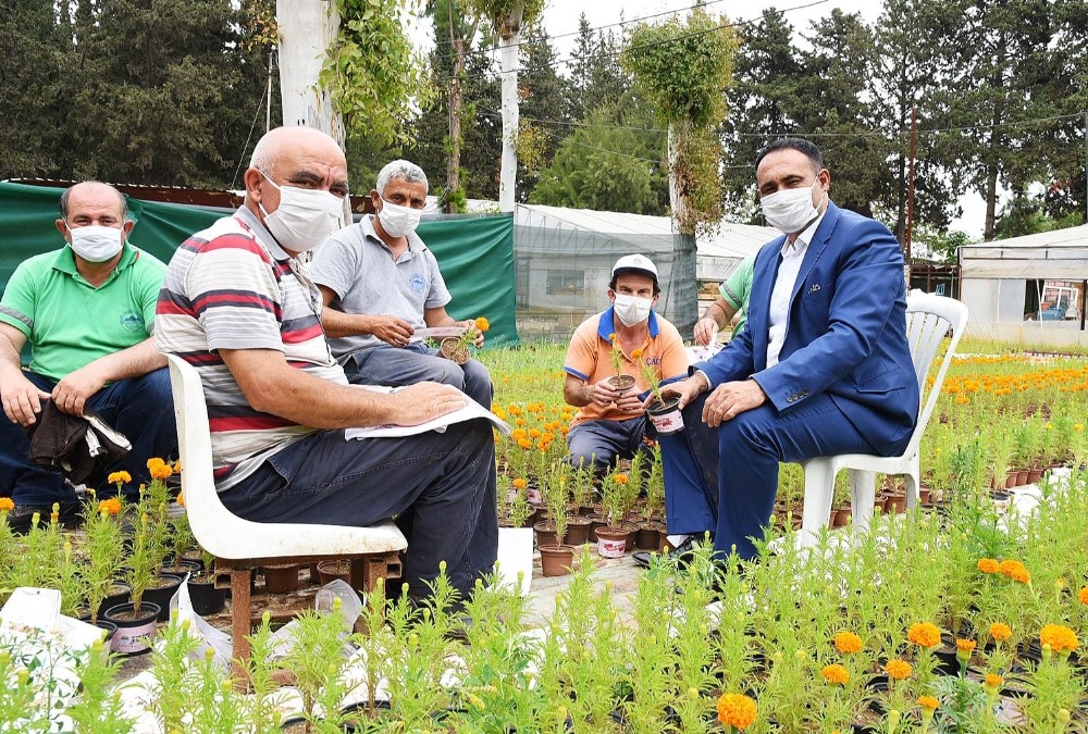 Başkan Yılmaz’dan annelere 100 bin kadife çiçeği 