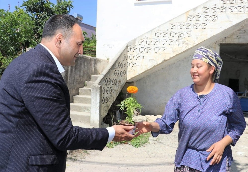 Başkan Yılmaz’dan her anneye çiçek 