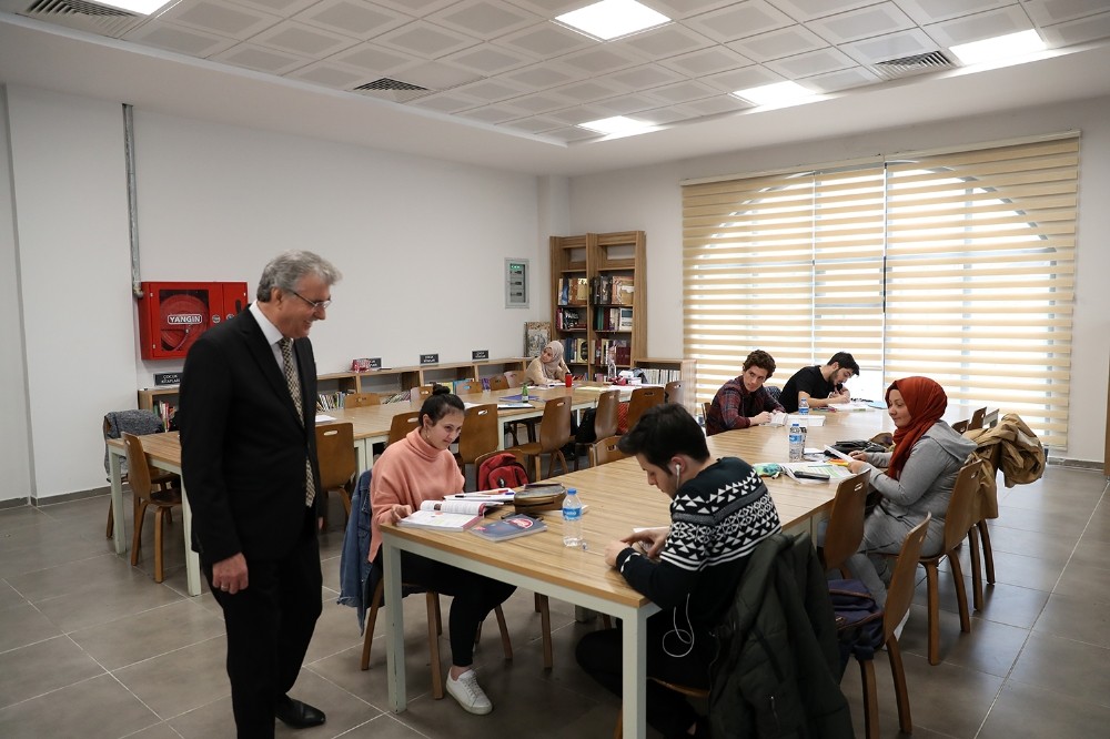 Başkan Yüce, Serdivan Fikir Sanat Akademisi’ni ziyaret etti 