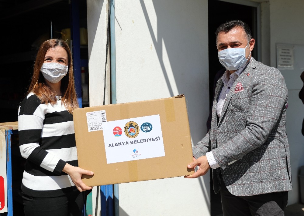 Başkan Yücel muhtarlara 80 bin adet maske dağıttı 