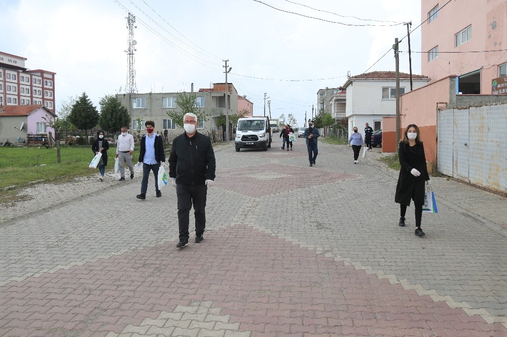 Başkan Yüksel Ergene’de maske dağıtmaya devam ediyor 